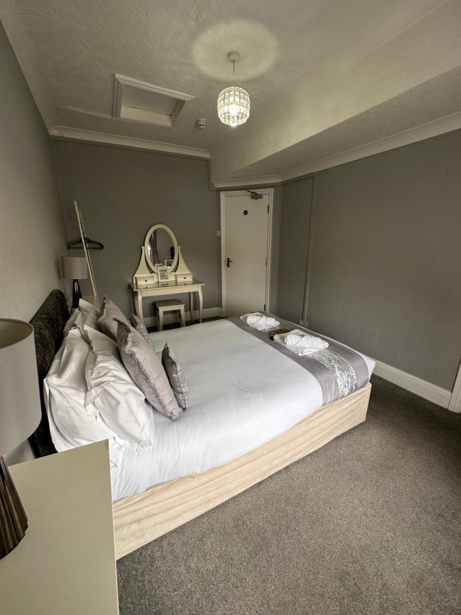 The Six Bells Bed and Breakfast Rochester  Exteriör bild