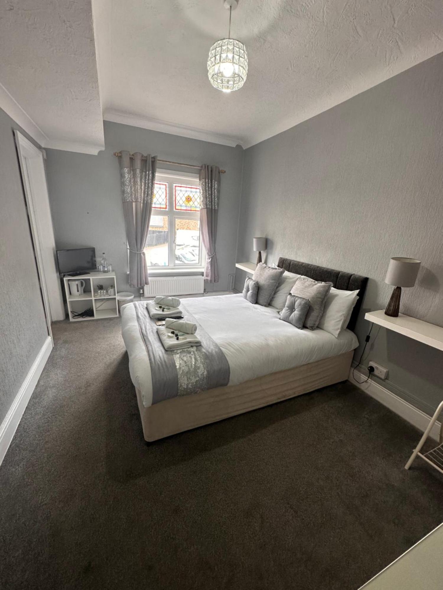 The Six Bells Bed and Breakfast Rochester  Exteriör bild