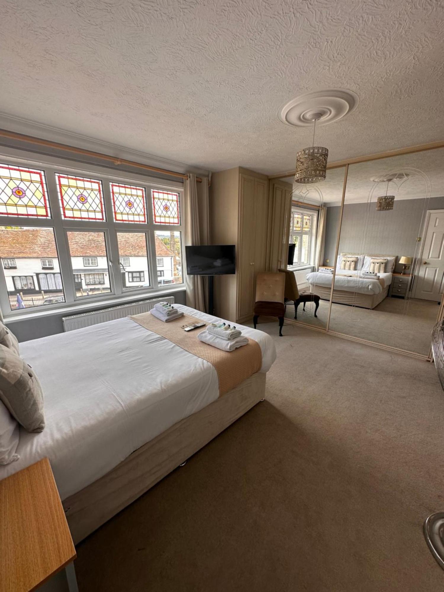 The Six Bells Bed and Breakfast Rochester  Exteriör bild
