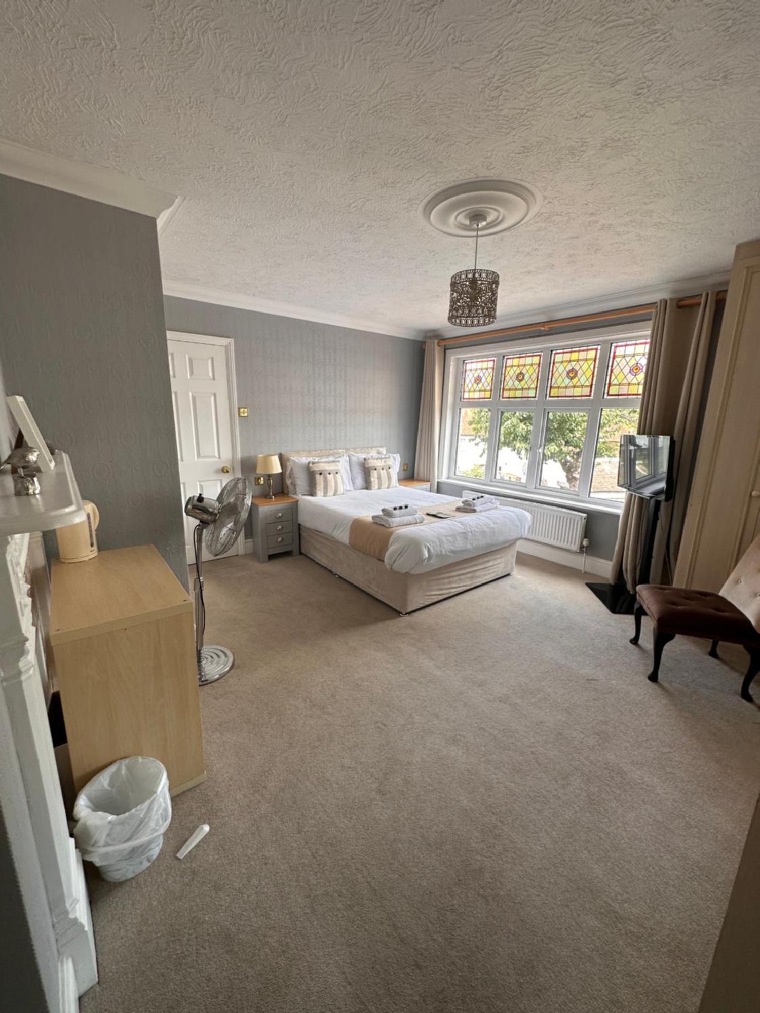 The Six Bells Bed and Breakfast Rochester  Exteriör bild